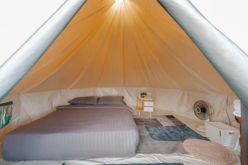a bed inside of a tent at ฮิมสวนโฮมสเตย์ 