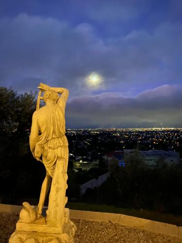 una estatua de un hombre parado en la cima de una ciudad en Adelaide self contained private guest suite, 
