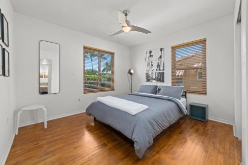 Llit o llits en una habitació de Cali-Craftsman - 3BR - New Backyard - Central - AC