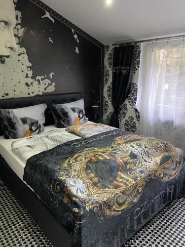 VIP Haus Winterberg في وينتربرغ: غرفة نوم بسرير مع لوحة على الحائط