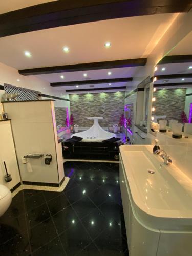 La salle de bains est pourvue d'un lavabo et d'une baignoire. dans l'établissement VIP Haus Winterberg, à Winterberg