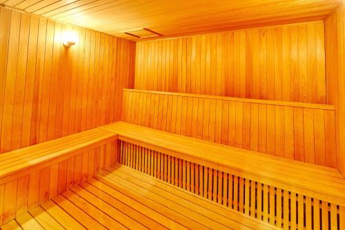 an empty wooden sauna with a light in it at Single inn- KAOHSIUNG LINSEN in Kaohsiung