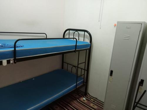 ein paar blaue Etagenbetten in einem Zimmer in der Unterkunft Dena Moon inn in Kota Bharu