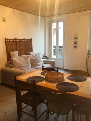 un salon avec une table et un canapé dans l'établissement Chez julie, à Seyne