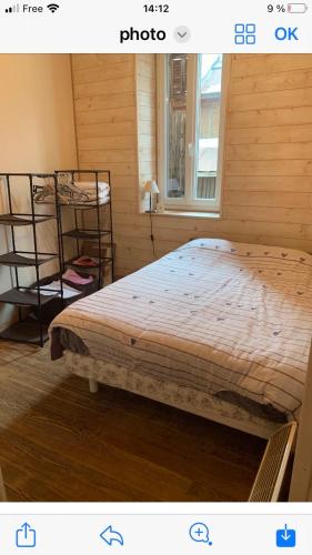 une chambre avec un lit et une fenêtre dans l'établissement Chez julie, à Seyne