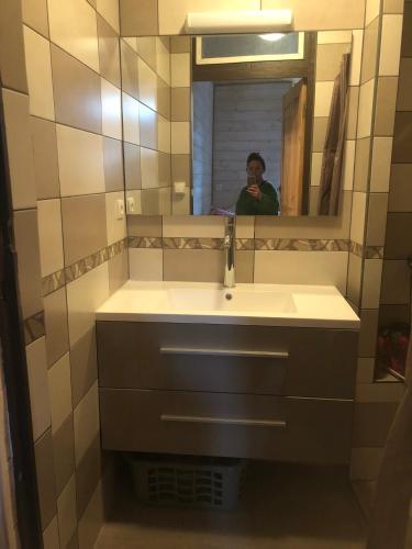 une personne prenant une photo d'un lavabo dans la salle de bains dans l'établissement Chez julie, à Seyne