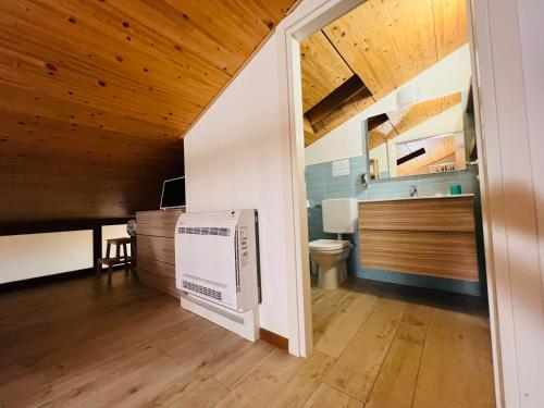 bagno con frigorifero e servizi igienici in camera. di Bellavista Giulia on Lake Como a Dervio