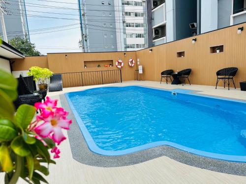 a swimming pool on the side of a building at O2 Luxury Hotel in Bang Phli