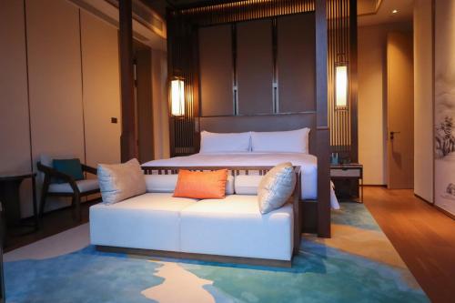 Postel nebo postele na pokoji v ubytování Hilton Shanghai Fengxian