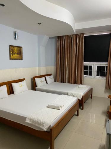 1 dormitorio con 2 camas y ventana en Thanh Binh hotel en Ho Chi Minh