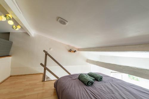 une chambre avec un lit dans un grenier dans l'établissement Charming Apartment in the Heart of Versailles, à Versailles