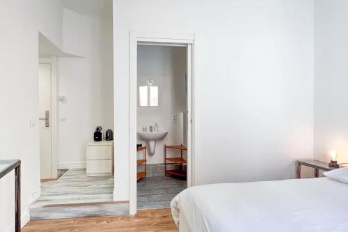 une chambre avec un lit et une salle de bain avec un lavabo dans l'établissement Chambre moderne proche Monaco G, à Beausoleil