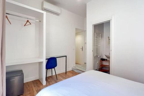 a bedroom with a white bed and a blue chair at Chambre moderne proche Monaco G in Beausoleil