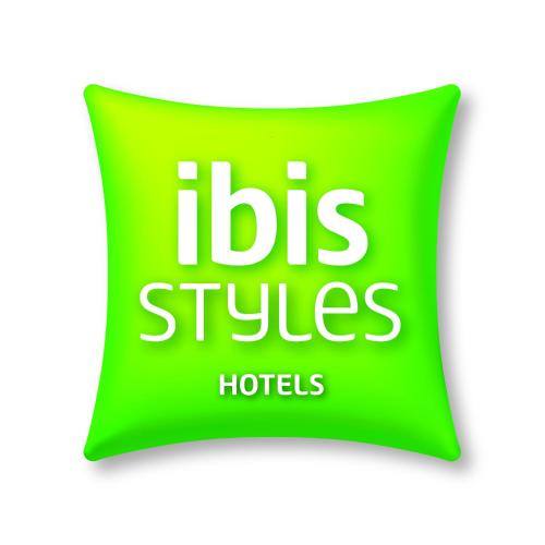 a green pillow with the words his style hotels at Ibis Styles Reims Centre in Reims