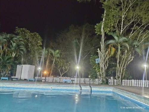 basen w nocy z drzewami i światłami w obiekcie Lodge del Abuelo - Divina Montaña w mieście Pucallpa
