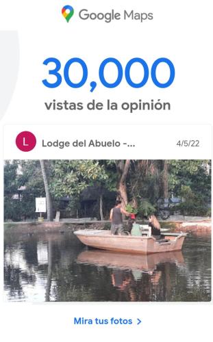 eine Seite einer Website mit zwei Personen in einem Boot in der Unterkunft Lodge del Abuelo - Divina Montaña in Pucallpa