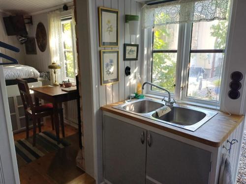 a kitchen with a sink and a window at Flodhästens Husrum & Frukost in Varberg
