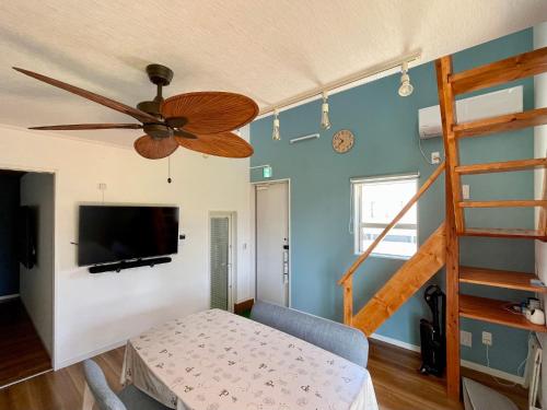 Televiisor ja/või meelelahutuskeskus majutusasutuses Surfside Cottage - サーフサイドコテージ九十九里