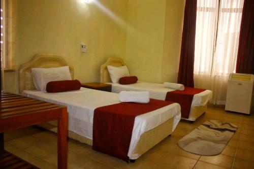 Letto o letti in una camera di Lux Suites Impala Apartments Nyali
