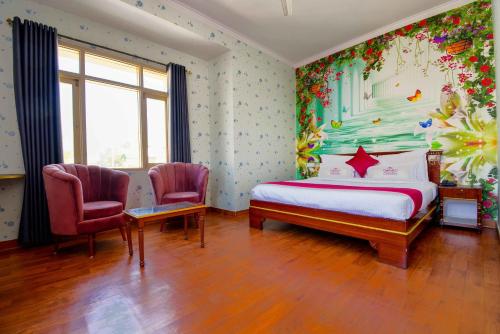 Hotel Parv في جايبور: غرفة نوم بسرير وكرسيين