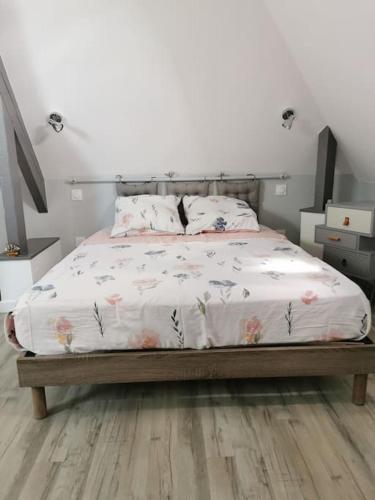 Catherine et Serge في Genêts: غرفة نوم مع سرير مع لحاف أبيض