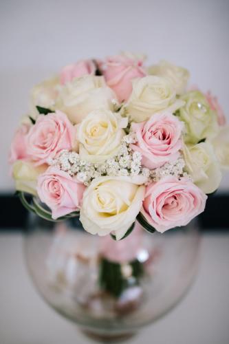 a bouquet of pink and white roses in a vase at Hotel Degli Amici in Sant'Egidio del Monte Albino