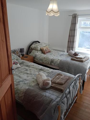 1 dormitorio con 2 camas y toallas. en Bellevue cottage en Wicken