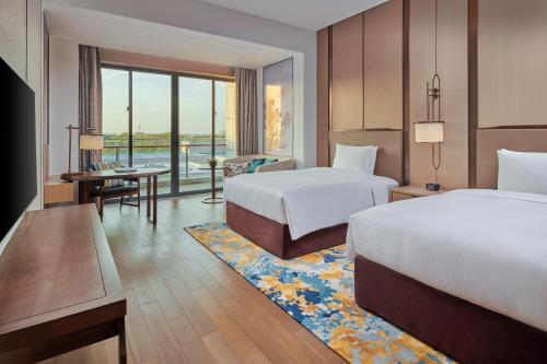 Postel nebo postele na pokoji v ubytování Hilton Shanghai Fengxian