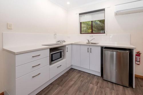 Una cocina o cocineta en Kitty's Cottages - Managed by BIG4 Strahan Holiday Retreat