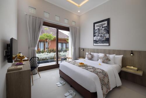 Menanga的住宿－Tapa Agung View，一间卧室设有一张大床和一个窗户。