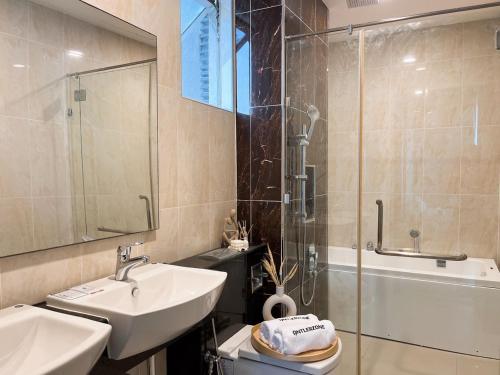 e bagno con lavandino, servizi igienici e doccia. di Paragon Suite Homestay by Antlerzone a Johor Bahru