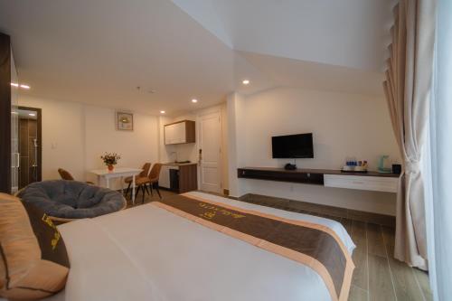 a hotel room with a bed and a living room at BẢO DUY HOTEL 5 in Da Lat