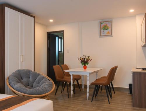 a living room with a table and chairs at BẢO DUY HOTEL 5 in Da Lat