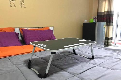 een tafeltennistafel op een bed bij The Hope Apartment in Ban Chang