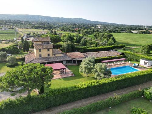 z góry widok na posiadłość z basenem w obiekcie Relais Santa Caterina Hotel w mieście Viterbo