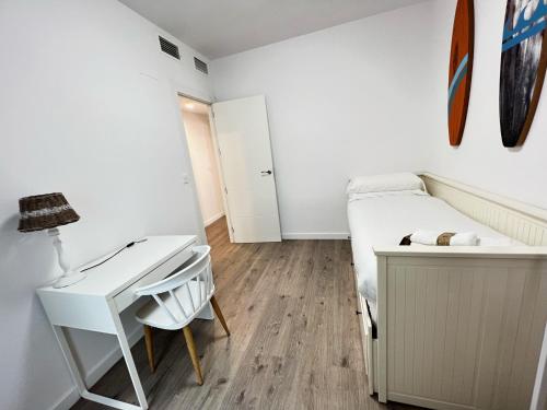 Habitación pequeña con cama y escritorio. en PUSHE Playa Granada Beach & Golf 15, en Motril