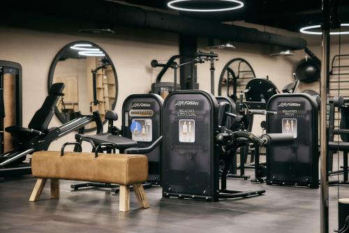 ein Fitnessstudio mit einem Haufen Trainingsgeräten darin. in der Unterkunft Holzapfel in Bad Füssing