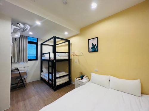 Katil atau katil-katil dalam bilik di 淡水民宿-台北Yes Hotel