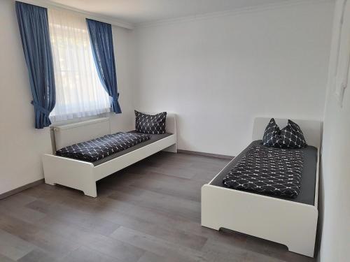 um quarto com 2 camas e uma janela em Wohnung - zur Länd em Moosburg