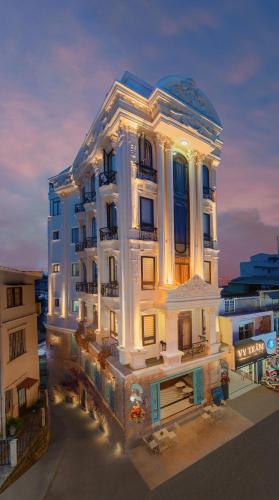 a large white building with a lit up facade at BẢO DUY HOTEL 5 in Da Lat