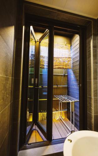 a bathroom with a window and a sink at Tokyo Private villa/near station/Ginza/Asakusa/Sky Tree/Louis House in Tokyo