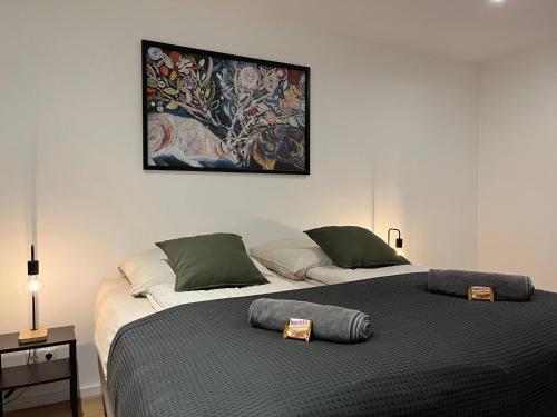 a bedroom with two beds and a painting on the wall at ZENITH STAY - hochwertige Apartments direkt in der Innenstadt in Erkelenz