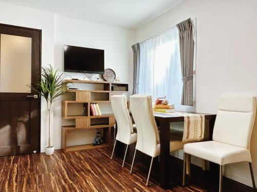 a living room with a dining room table and white chairs at Tokyo Private villa/near station/Ginza/Asakusa/Sky Tree/Louis House in Tokyo