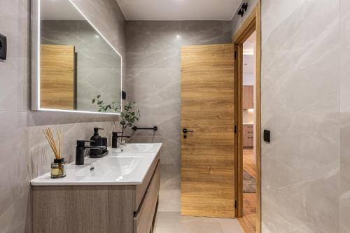 a bathroom with a sink and a mirror at Exyca Embajadores in Madrid