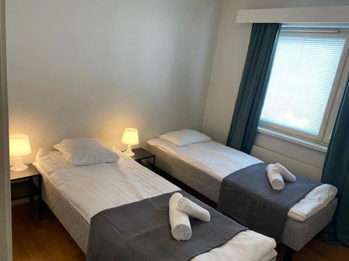 Postel nebo postele na pokoji v ubytování Kotimaailma - 2MH asunto lähellä malmin palveluita