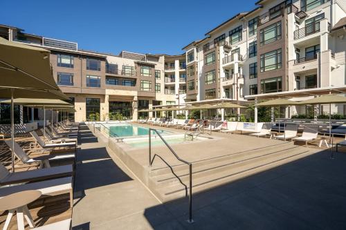 Bazén v ubytování Mountain View 1br w wd pool gym nr tech HQs SFO-1200 nebo v jeho okolí