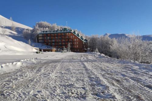 een gebouw aan de kant van een met sneeuw bedekte berg bij Sguardo nel bosco - Appartamento - Terminillo in Terminillo