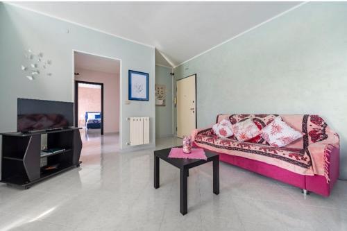 A casa di Elga في تيرمولي: غرفة معيشة مع أريكة وطاولة