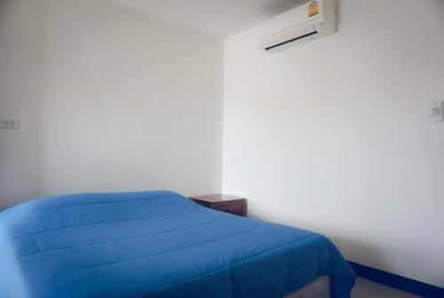 1 dormitorio con 1 cama azul en una habitación en สงค์ศักดิ์พะเยา, en Phayao