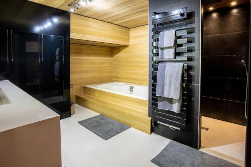 Ένα μπάνιο στο SWIMCASALILLE Loft piscine intérieure 10 mn gares
